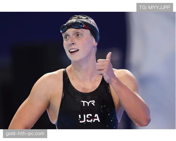 凯蒂·莱德基手拎塑料袋和奥运金牌同框，这反差我看着笑抽了