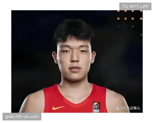 杨瀚森赛场上一秒狂飙千里，下一秒却像个邻家大男孩吃着泡面